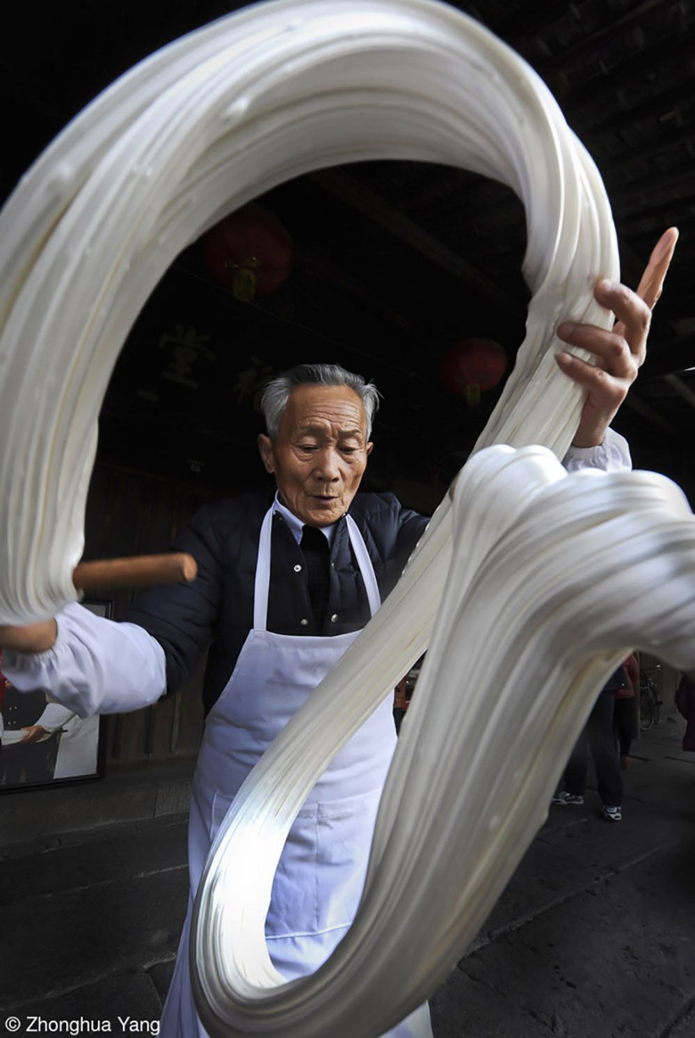 مردی در حال کشیدن شکر در آنچانگ، شائوکسینگ، چین