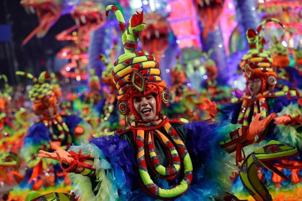 Rio Carnival: Tribute to black women crowned winner - BBC News