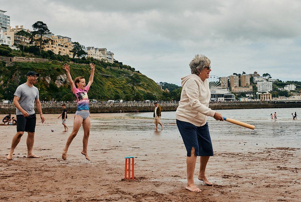 Семья наслаждается крикетным матчем на пляже в Торки