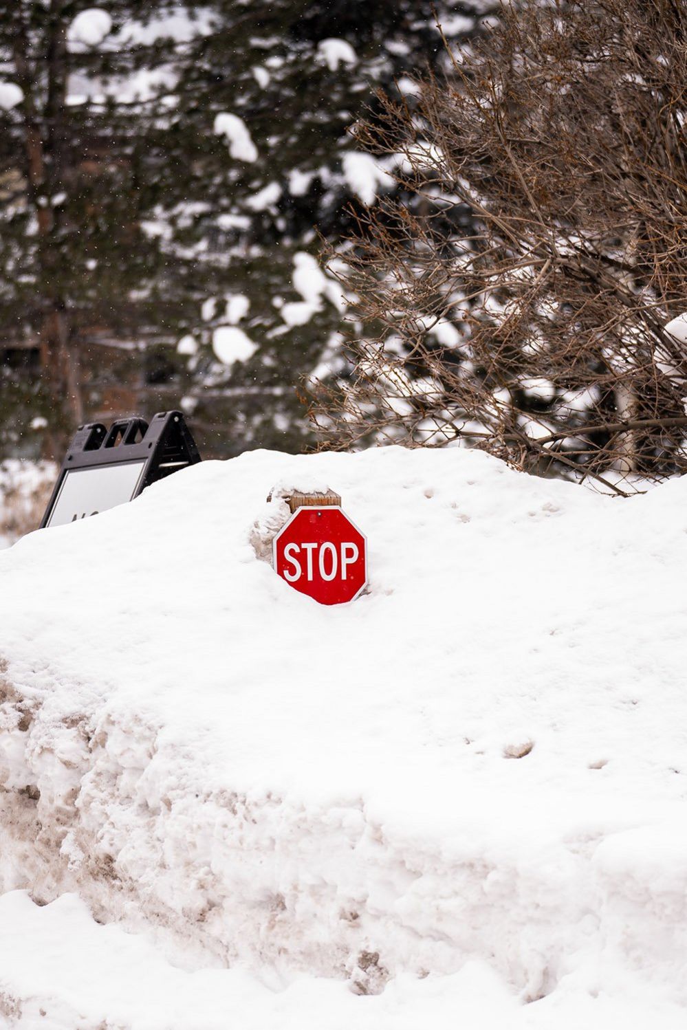 Знак "Стоп" в снегу