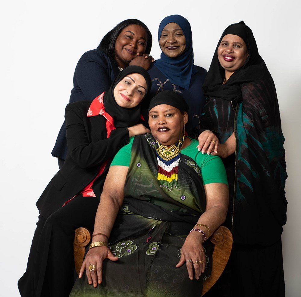 Коллектив женщин свободы. (по часовой стрелке спереди) Шуке Халаке Аэроро (сидит), Нисрин Барази, Гайда Дирар, Арафа Гауда и Фаиса Омар. Фото © Малак.