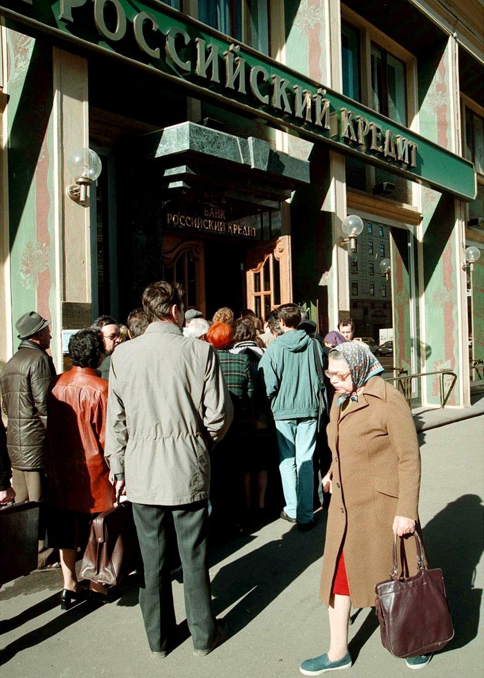 People queue in front of a Russian bank, Moscow, September 1998