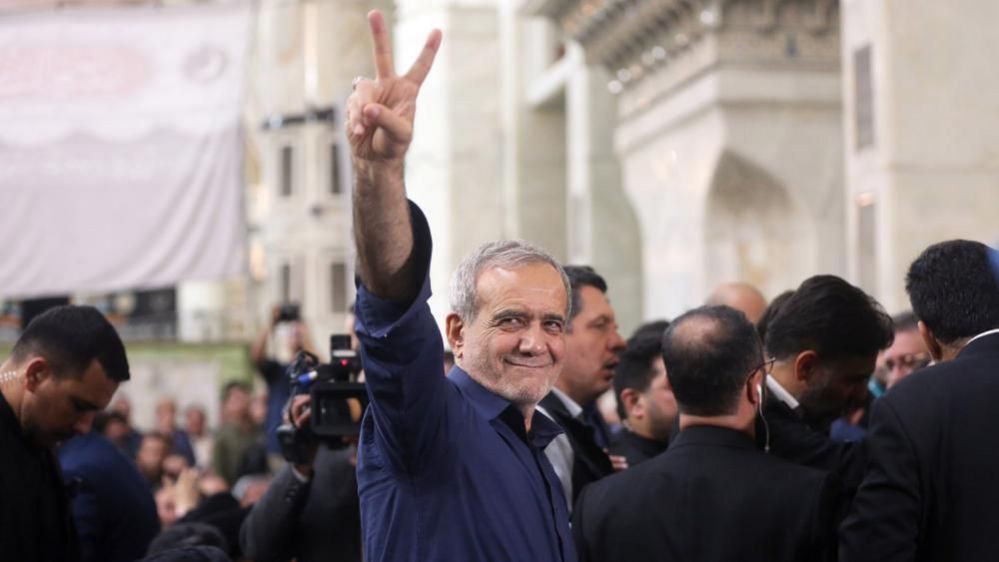 Masoud Pezeshkian flashes a victory sign to the crowd after winning the Iranian presidential elections (06 July 2024)