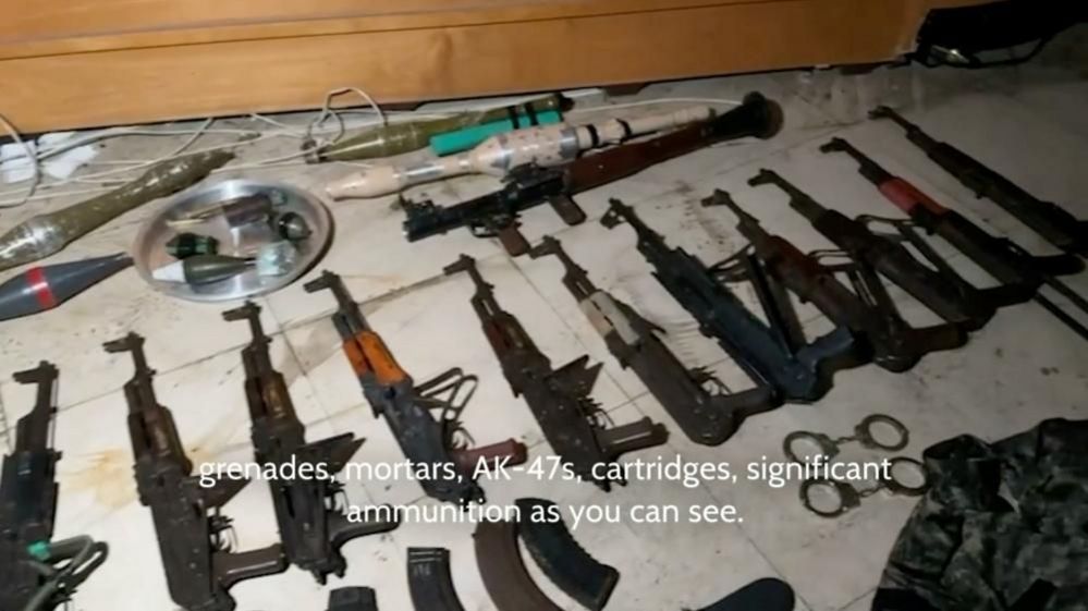 Weapons that the Israeli army claims were found in al-Shifa hospital 