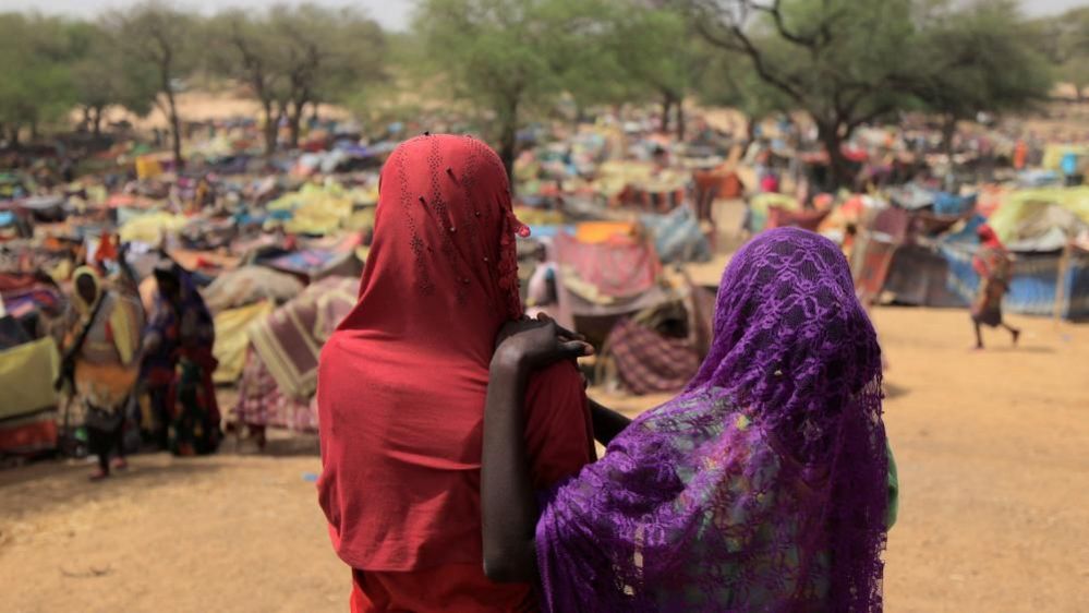 Sudanese girls who fled the conflict in Sudan's Darfur region look at makeshift shelters near the border between Sudan and Chad (13/05/23)