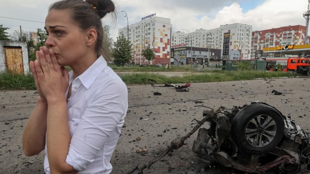 Local resident reacts at a site of a Russian air strike, amid Russia's attack on Ukraine, in Kharkiv, Ukraine May 22, 2024.