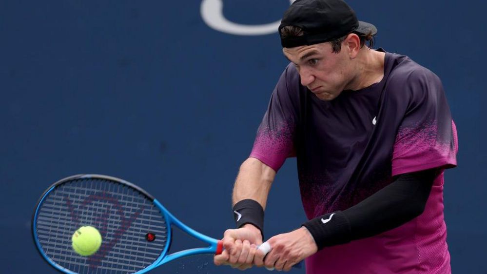 Jack Draper hits a backhand at the US Open