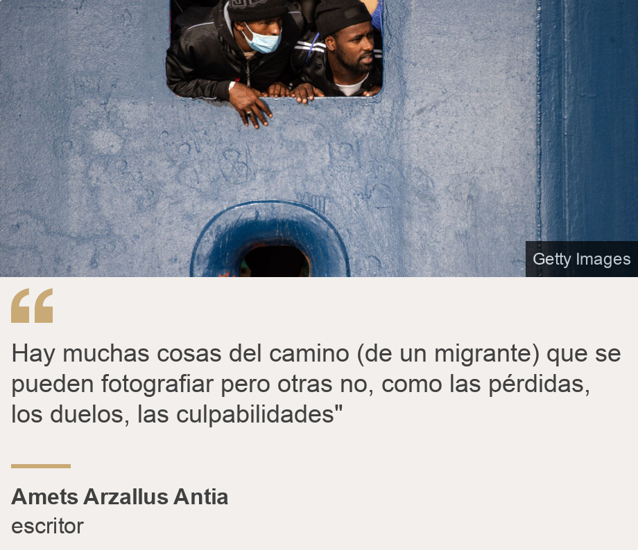 "Hay muchas cosas del camino (de un migrante) que se pueden fotografiar pero otras no, como las pérdidas, los duelos, las culpabilidades"", Source: Amets Arzallus Antia, Source description: escritor, Image: Migrantes en un barco