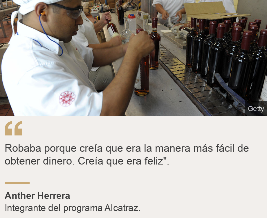 "Robaba porque creía que era la manera más fácil de obtener dinero. Creía que era feliz".", Source: Anther Herrera, Source description: Integrante del programa Alcatraz. , Image: Trabajadores en Ron Santa Teresa. 