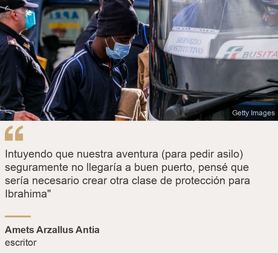 "Intuyendo que nuestra aventura (para pedir asilo) seguramente no llegaría a buen puerto, pensé que sería necesario crear otra clase de protección para Ibrahima"", Source: Amets Arzallus Antia, Source description: escritor, Image: Pies de un migrante