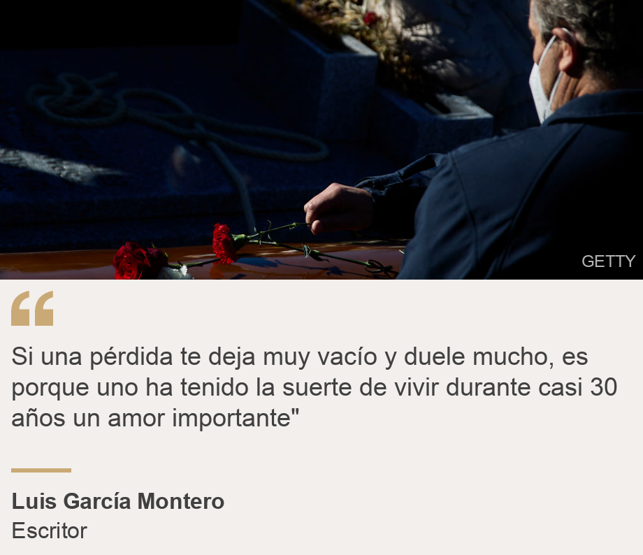 "Si una pérdida te deja muy vacío y duele mucho, es porque uno ha tenido la suerte de vivir durante casi 30 años un amor importante"", Source: Luis García Montero, Source description: Escritor, Image: Una persona deposita claveles sobre el féretro de Almudena Grandes en su entierro en el cementerio de la Almudena de Madrid, el 29 de noviembre de 2021.