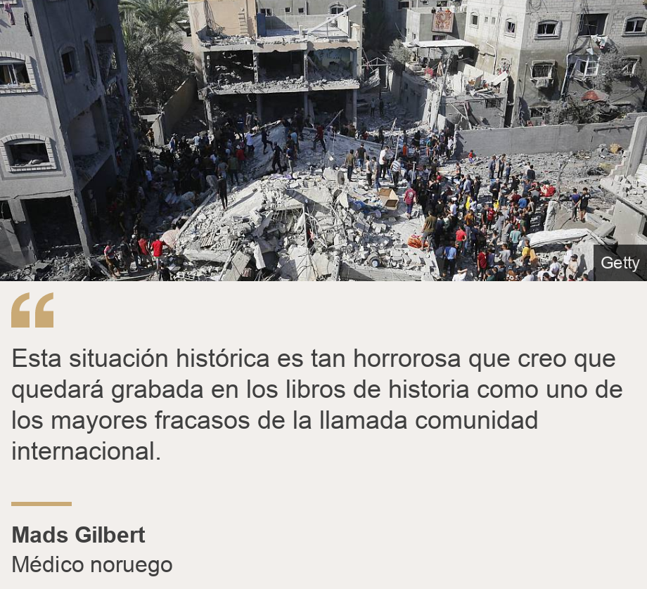 "Esta situación histórica es tan horrorosa que creo que quedará grabada en los libros de historia como uno de los mayores fracasos de la llamada comunidad internacional.", Source: Mads Gilbert, Source description: Médico noruego, Image: Gente en Gaza buscando sobrevivientes entre los escombros tras un bombardeo israelí