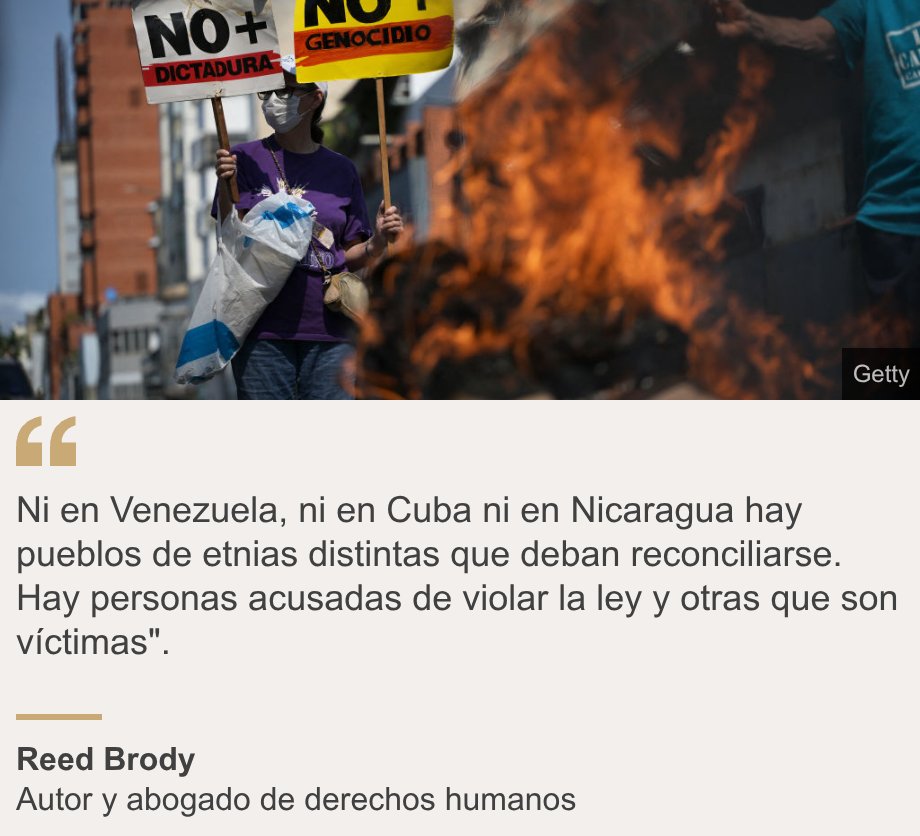 "Ni en Venezuela, ni en Cuba ni en Nicaragua hay pueblos de etnias distintas que deban reconciliarse. Hay personas acusadas de violar la ley y otras que son víctimas". ", Source: Reed Brody, Source description: Autor y abogado de derechos humanos, Image: Mujer con pancarta de "No más dictadura". 
