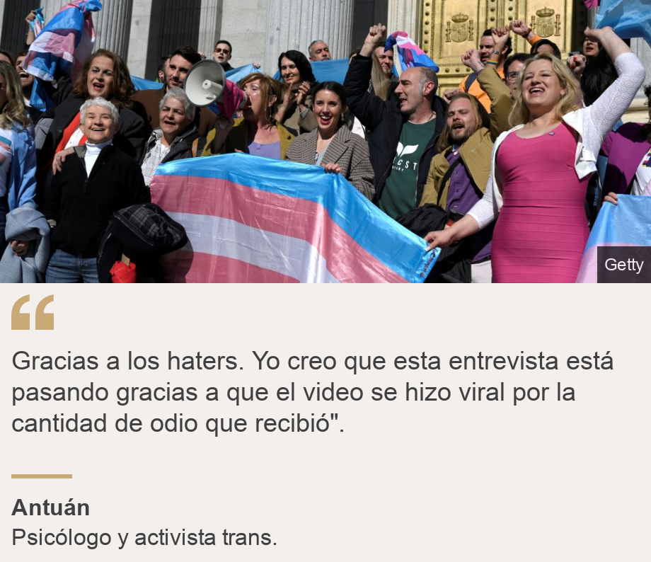 "Gracias a los haters. Yo creo que esta entrevista está pasando gracias a que el video se hizo viral por la cantidad de odio que recibió".", Source: Antuán, Source description: Psicólogo y activista trans. , Image: Protesta en España.