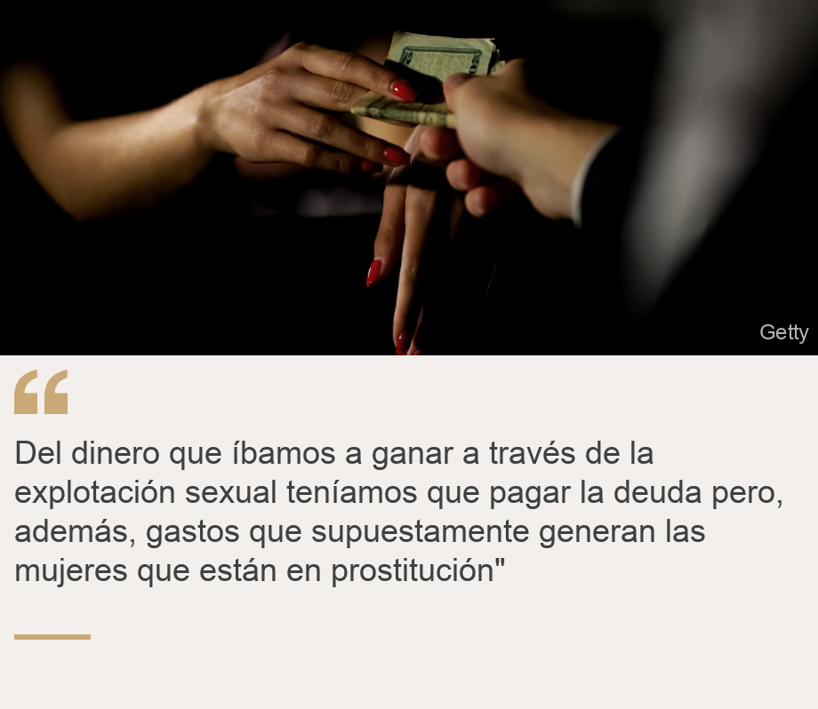 "Del dinero que íbamos a ganar a través de la explotación sexual teníamos que pagar la deuda pero, además, gastos que supuestamente generan las mujeres que están en prostitución"", Source: , Source description: , Image: Una mujer y un hombre intercambian dinero