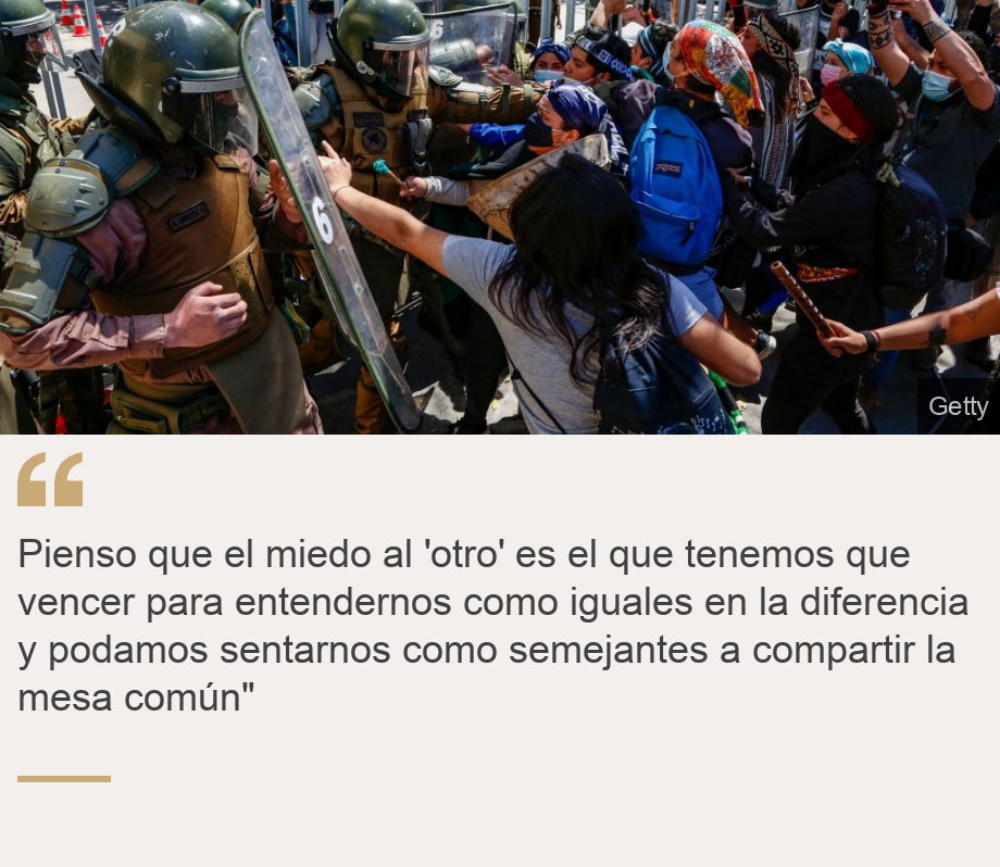 "Pienso que el miedo al 'otro' es el que tenemos que vencer para entendernos como iguales en la diferencia y podamos sentarnos como semejantes a compartir la mesa común"", Source: , Source description: , Image: Un hombre coloca cruces frente a la Catedral de Santiago en conmemoración de las víctimas de covid