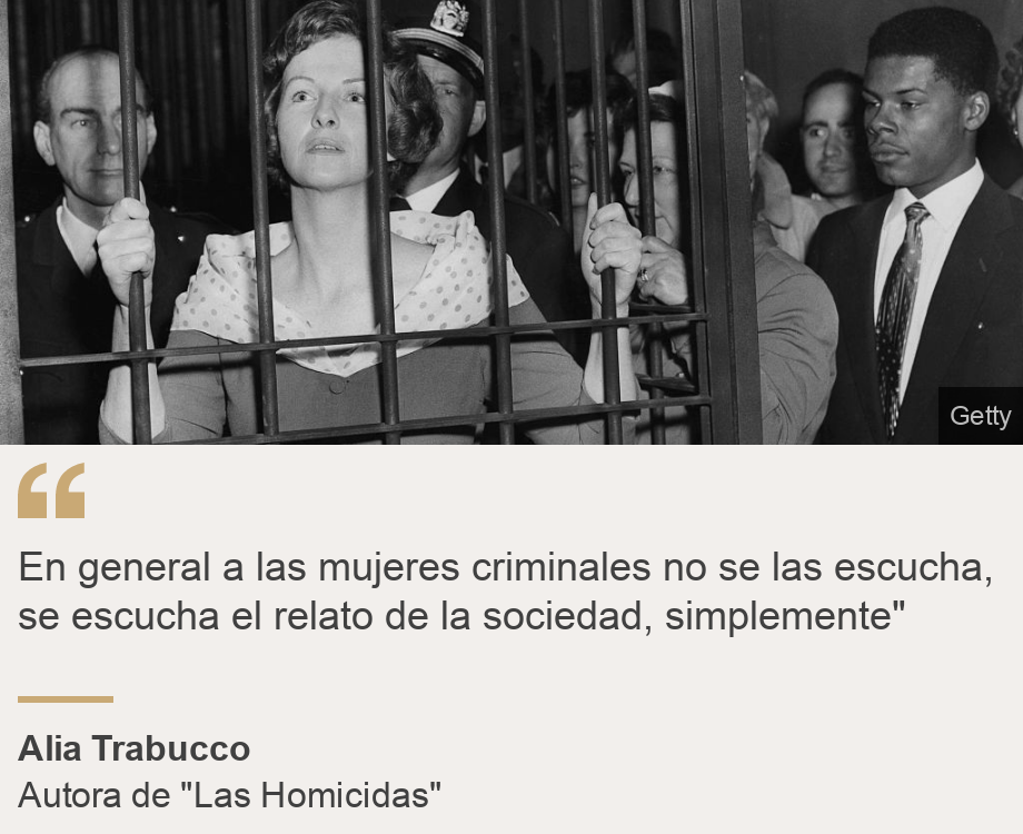 "En general a las mujeres criminales no se las escucha, se escucha el relato de la sociedad, simplemente"", Source: Alia Trabucco, Source description: Autora de "Las Homicidas", Image: Escenificación de la obra "El juicio de Mary Dugan" muestra a la protagonista detrás de rejas, 1958
