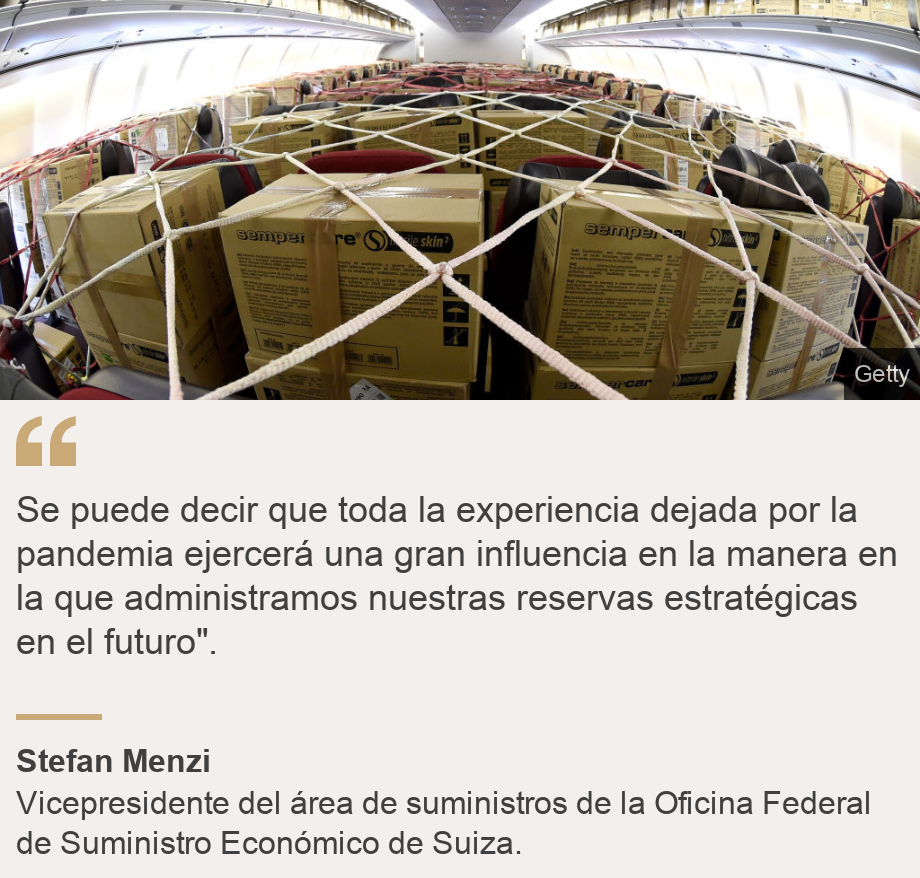 "Se puede decir que toda la experiencia dejada por la pandemia ejercerá una gran influencia en la manera en la que administramos nuestras reservas estratégicas en el futuro".", Source: Stefan Menzi, Source description: Vicepresidente del área de suministros de la Oficina Federal de Suministro Económico de Suiza., Image: Cajas de equipos médicos. 