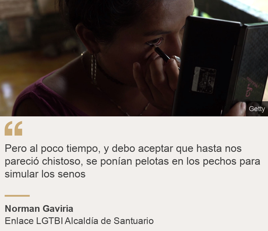 "Pero al poco tiempo, y debo aceptar que hasta nos pareció chistoso, se ponían pelotas en los pechos para simular los senos", Source: Norman Gaviria, Source description: Enlace LGTBI Alcaldía de Santuario, Image: Mujer maquillandose