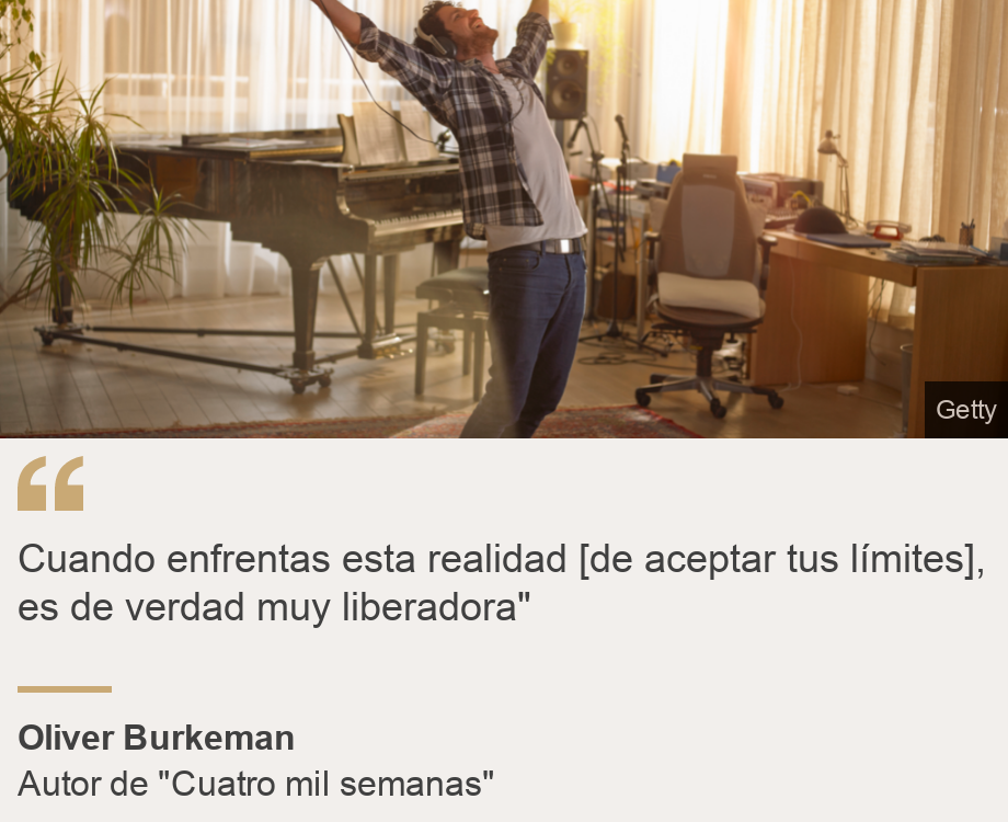 "Cuando enfrentas esta realidad [de aceptar tus límites], es de verdad muy liberadora"", Source: Oliver Burkeman, Source description: Autor de "Cuatro mil semanas", Image: Un hombre frente a un piano y un escritorio levantando los brazos en una expresión de felicidad