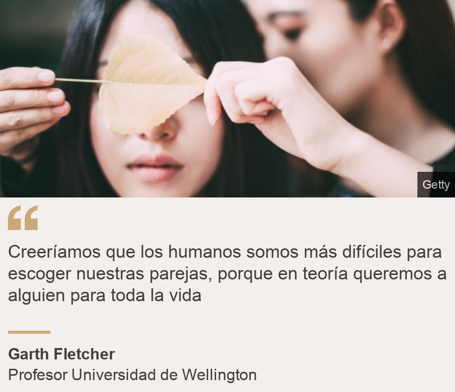 "Creeríamos que los humanos somos más difíciles para escoger nuestras parejas, porque en teoría queremos a alguien para toda la vida", Source: Garth Fletcher, Source description: Profesor Universidad de Wellington, Image: Mujer con una hoja junto a otra