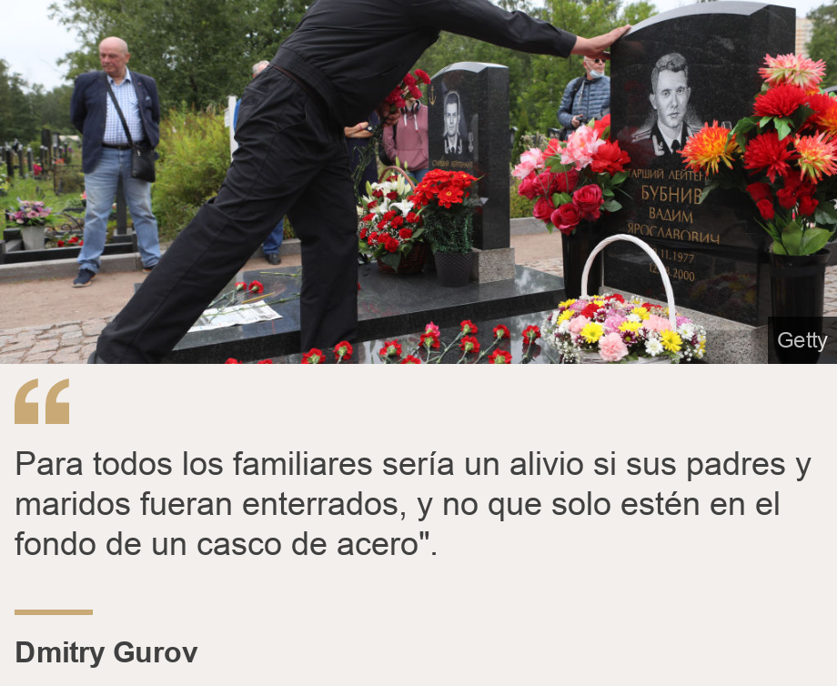 "Para todos los familiares sería un alivio si sus padres y maridos fueran enterrados, y no que solo estén en el fondo de un casco de acero".", Source: Dmitry Gurov, Source description: , Image: Un militar asiste a un evento conmemorativo.