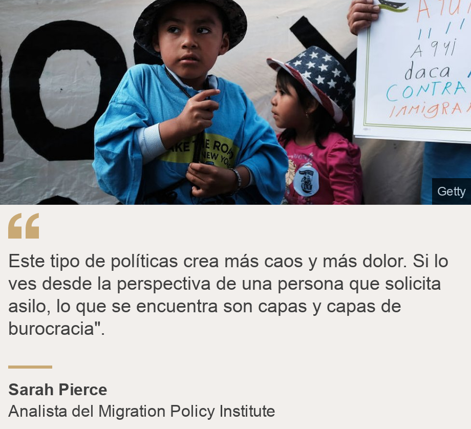 "Este tipo de pol&iacute;ticas crea m&aacute;s caos y m&aacute;s dolor. Si lo ves desde la perspectiva de una persona que solicita asilo, lo que se encuentra son capas y capas de burocracia".", Source: Sarah Pierce, Source description: Analista del Migration Policy Institute, Image: Unos ni&ntilde;os participan en una protesta pro inmigraci&oacute;n en EEUU
