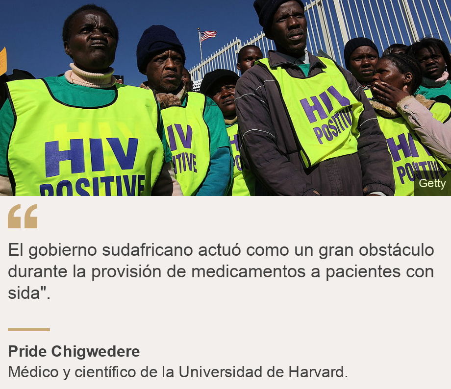 "El gobierno sudafricano actuó como un gran obstáculo durante la provisión de medicamentos a pacientes con sida".", Source: Pride Chigwedere, Source description: Médico y científico de la Universidad de Harvard. , Image: Mujeres con VIH protestando en Sudáfrica. 