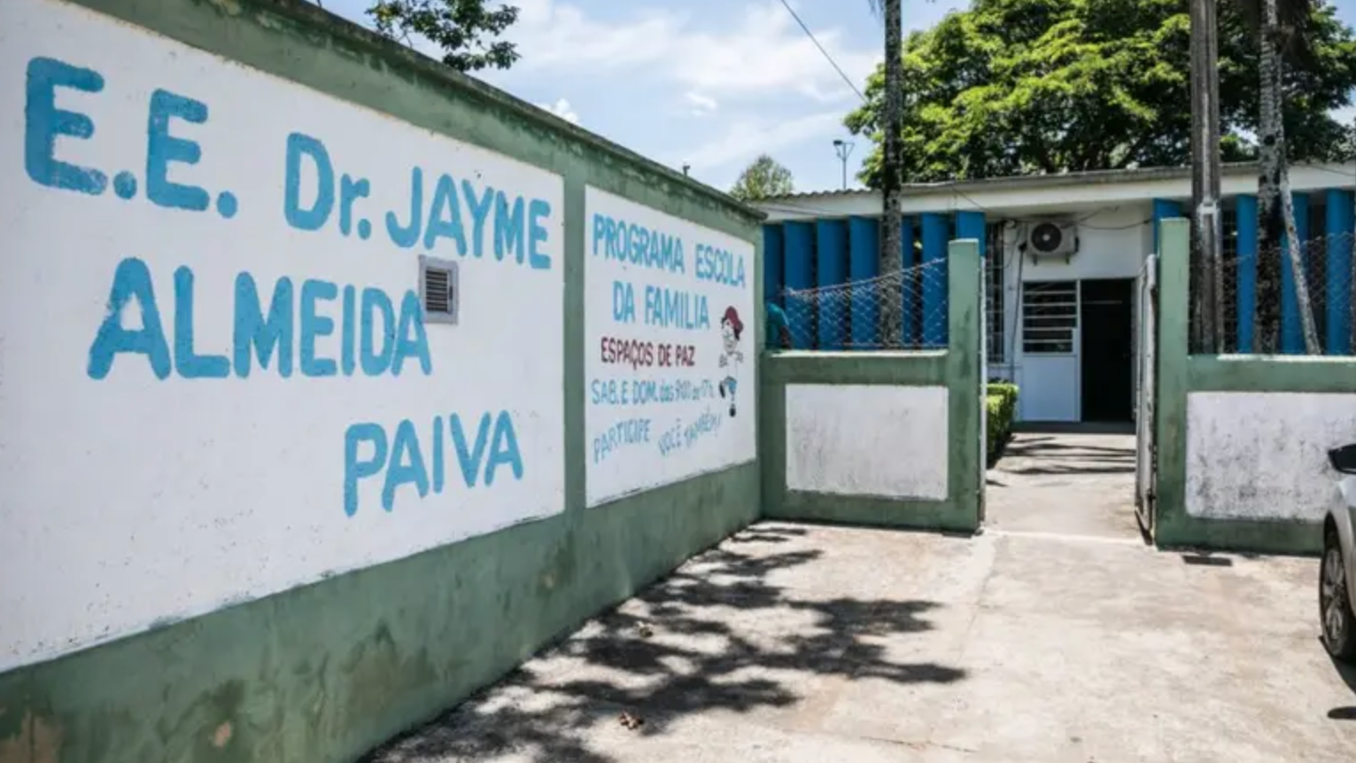 Muro de escola com a inscrição E.E. Dr. JAYME ALMEIDA PAIVA