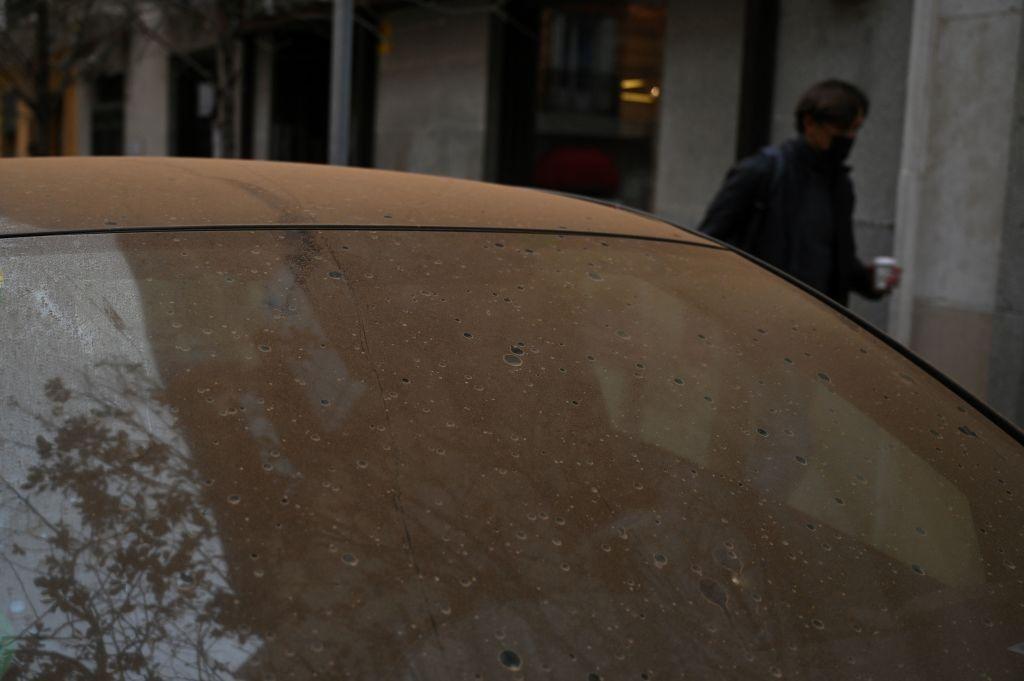 Areia do Saara que caiu durante a noite cobrindo um carro em Madrid, em março de 2022 