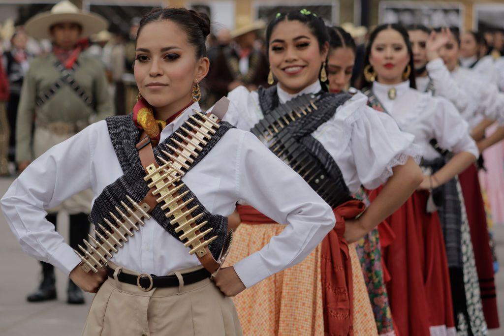 Mujeres vestidas de "adelitas".