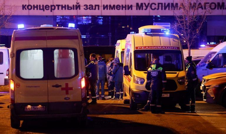 Ambulancias en los aledaños del auditorio de Moscú donde se produjo el ataque