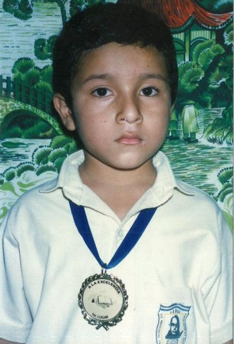 Javier na infância, com medalha que ganhou em concurso de caligrafia