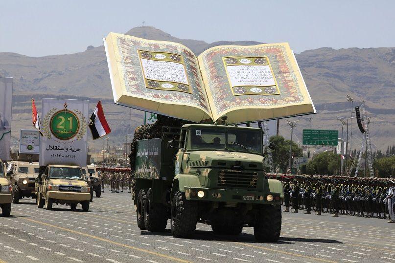 Un camión militar transporta un Corán gigante en un desfile en Saná.