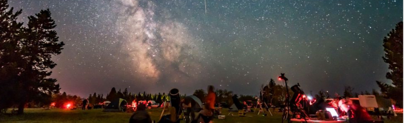 As pessoas assistem Perseidas