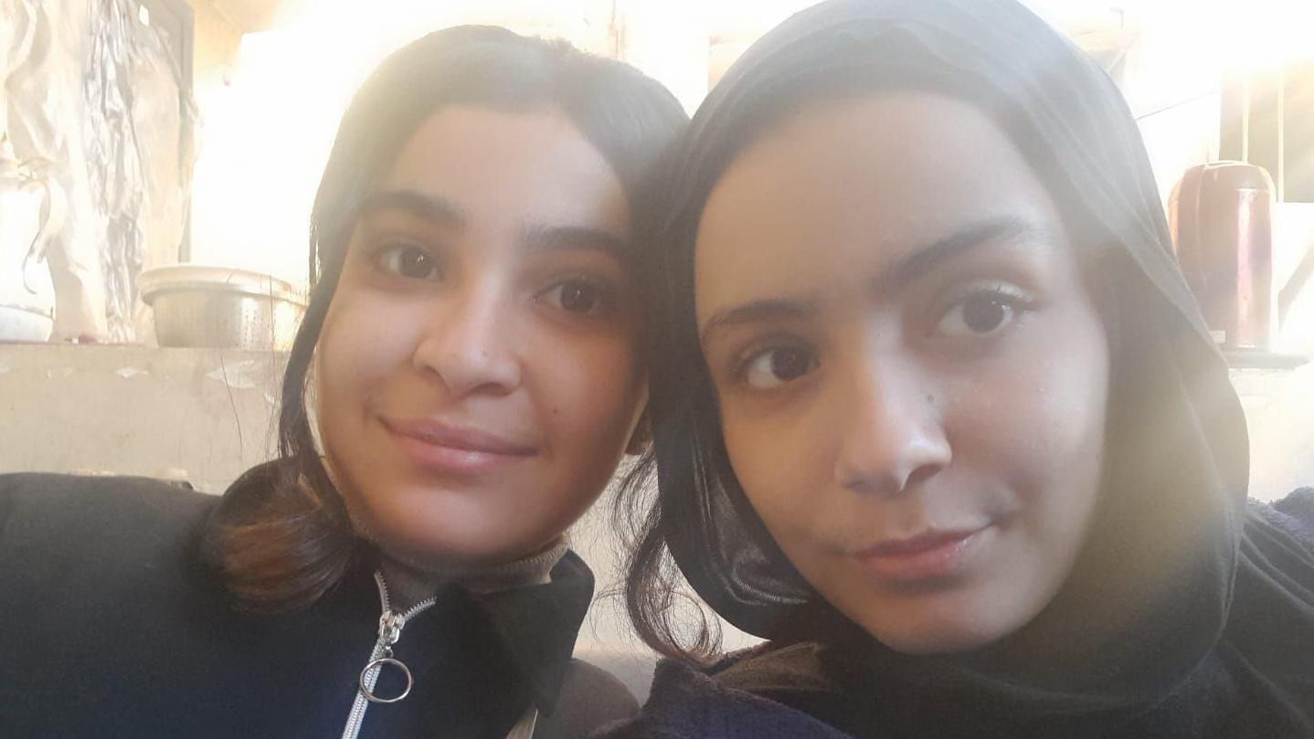 Selfie de Sanabel, à direita, com sua prima Lana, à esquerda