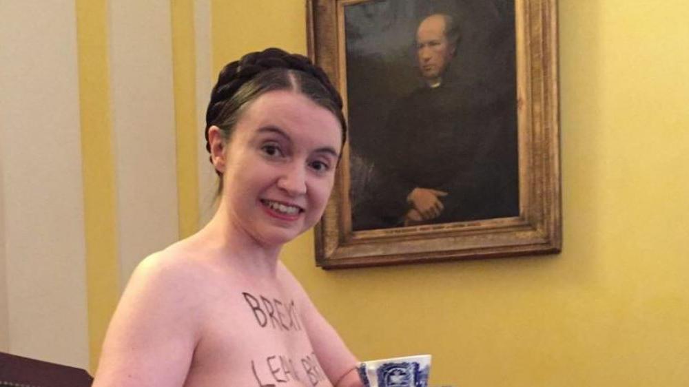 Victoria Bateman com slogan contra o Brexit pintado no corpo