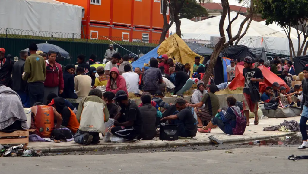 Moradores de rua aglomerados em praça no centro de São Paulo, na região conhecida como Cracolândia