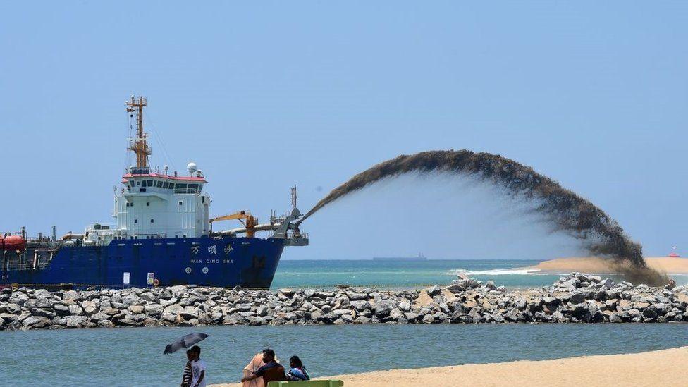 Sri Lanka’da bir gemi, sahil şeridindeki denizi doldurmak için tabandan çektiği kumu fırlatıyor