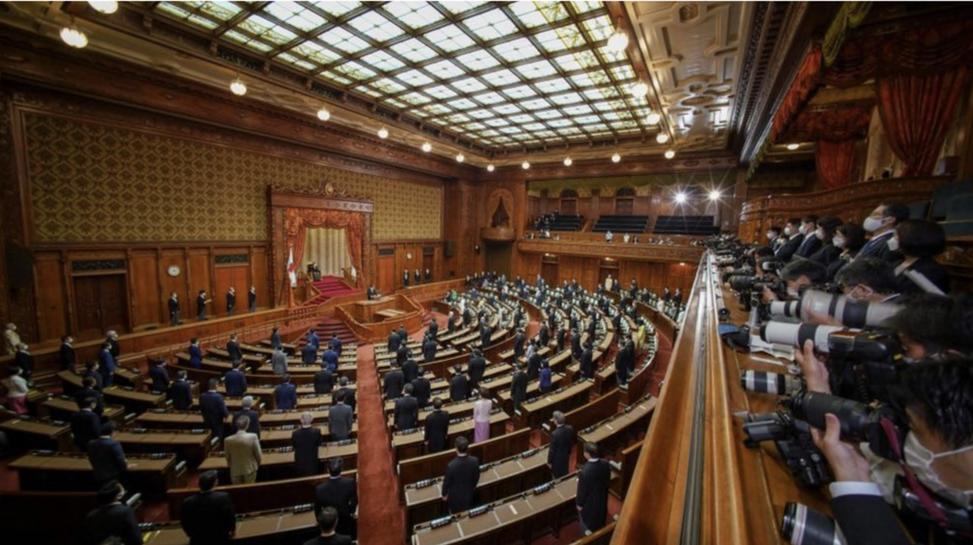 Fotógrafos tiram fotos do plenário do Parlamento do Japão.