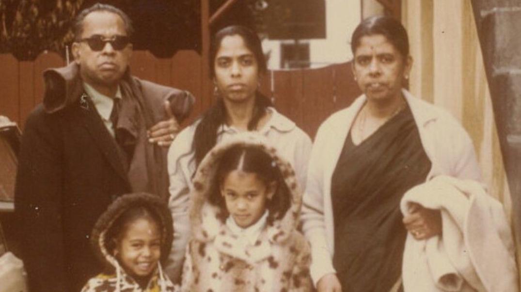 Shyamala Gopalan, en el centro, con sus padres a ambos lados y sus hijas, Kamala y Maya, delante