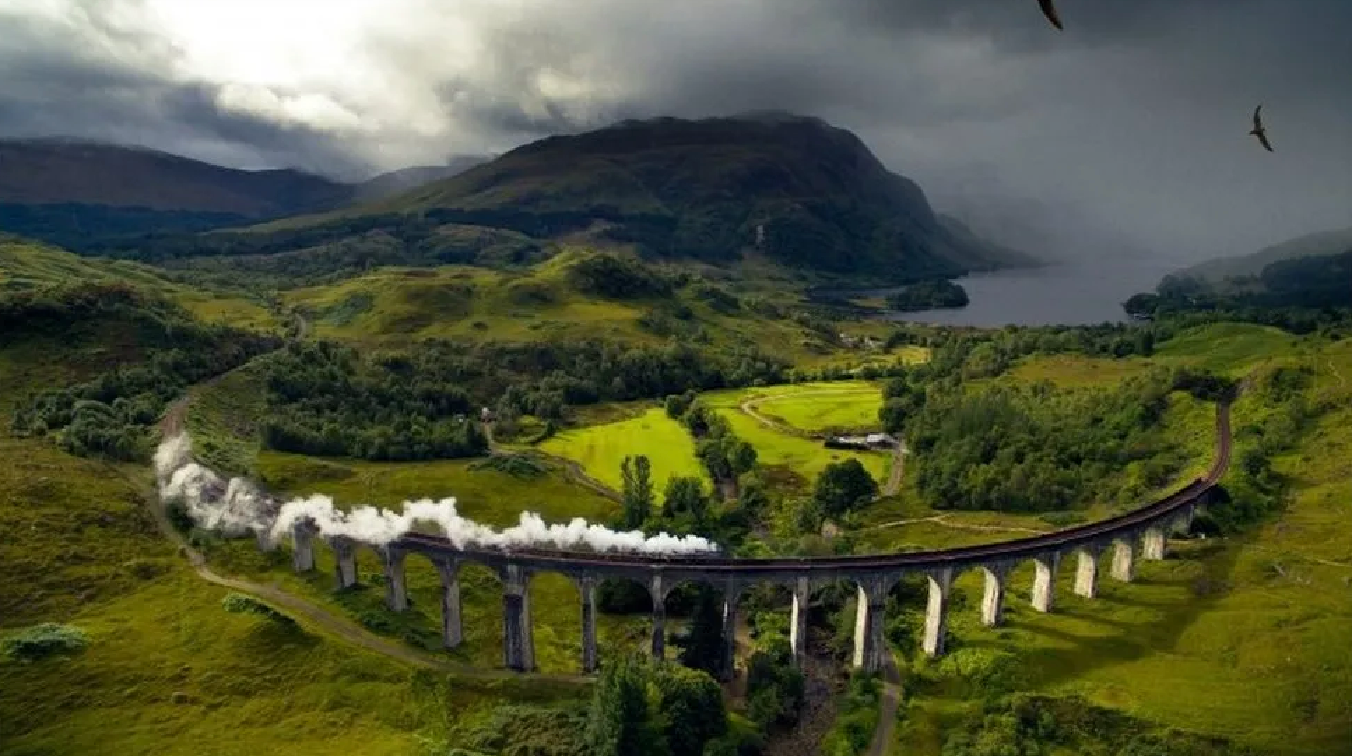 Viaduto em paisagem rural