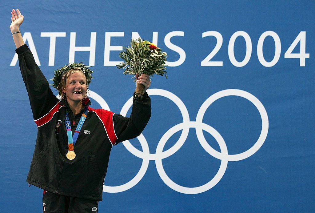 Kirsty Coventry de Zimbabwe saluda a la multitud después de recibir la medalla de oro en la prueba de natación femenina de 200 metros espalda el 20 de agosto de 2004 durante los Juegos Olímpicos de Verano Atenas 2004