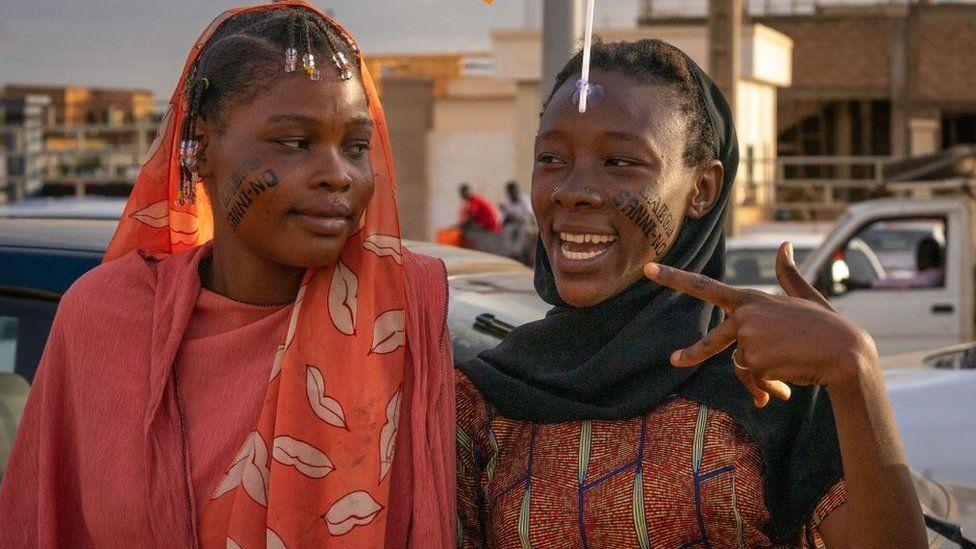 Dos mujeres en Níger hablando a la BBC