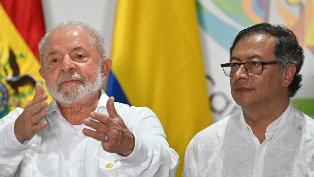 Lula gesticula con Petro a su derecha en una imagen de archivo.  
