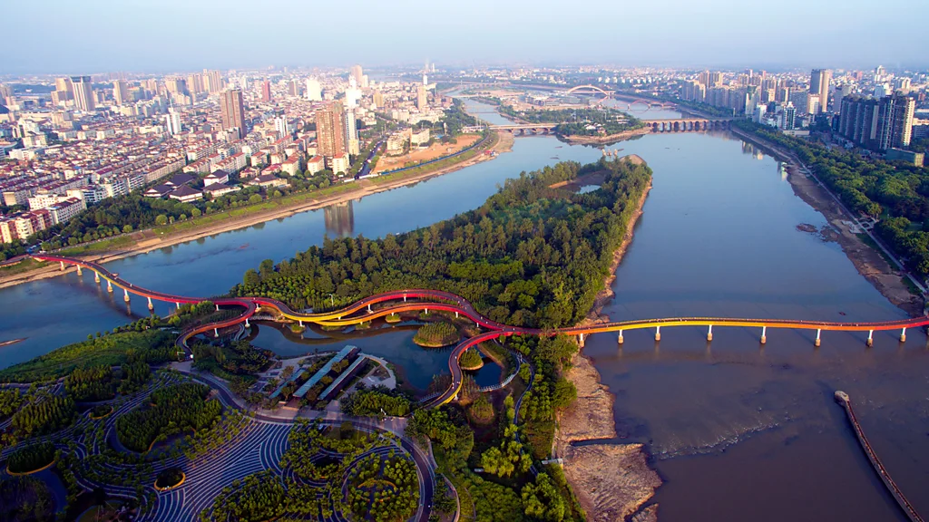 O Parque Yanweizhou, em Jinhua, na China, inclui um banco em forma de terraços de arroz onde foram plantadas gramíneas que podem se adaptar a ambientes subaquáticos e reduzir as enchentes.

