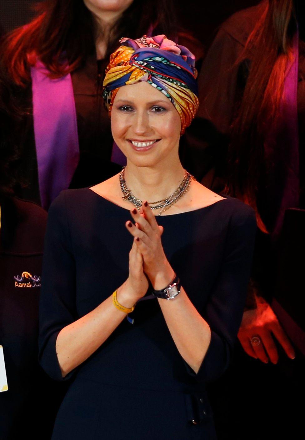 Asma al Assad con un pañuelo en la cabeza