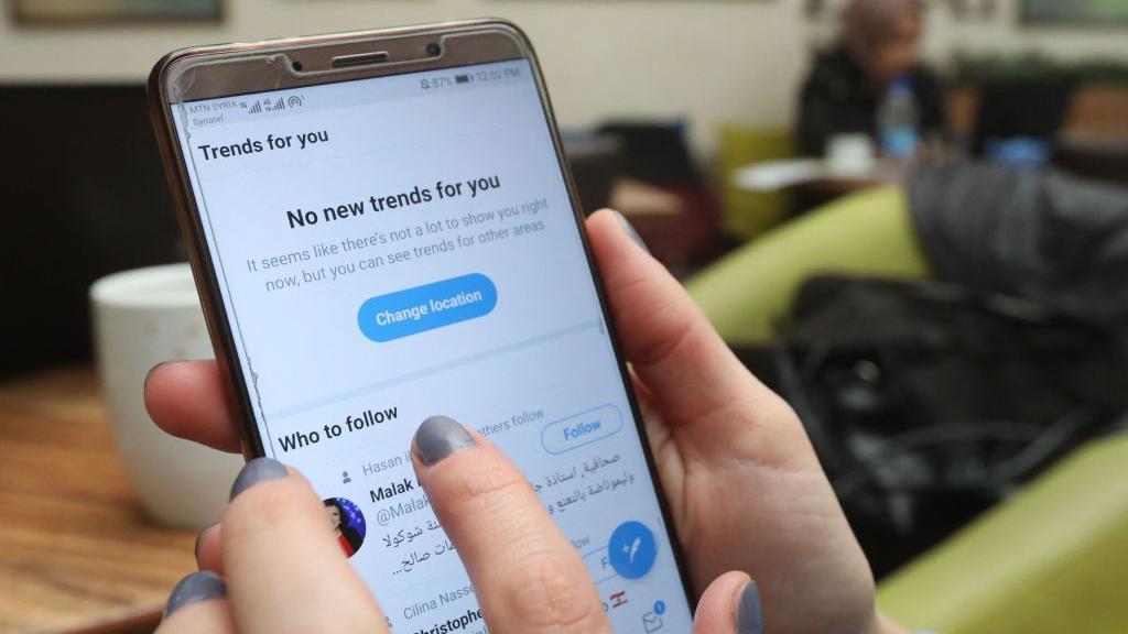 سيدة تتصفح الأخبار على مواقع التواصل الاجتماعي