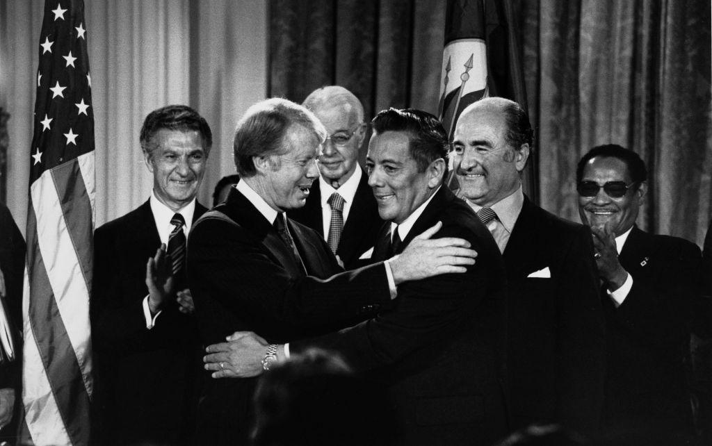 Presiden AS Jimmy Carter dan Omar Torrijos dari Panama berpelukan setelah menandatangani perjanjian pada tanggal 7 September 1977.