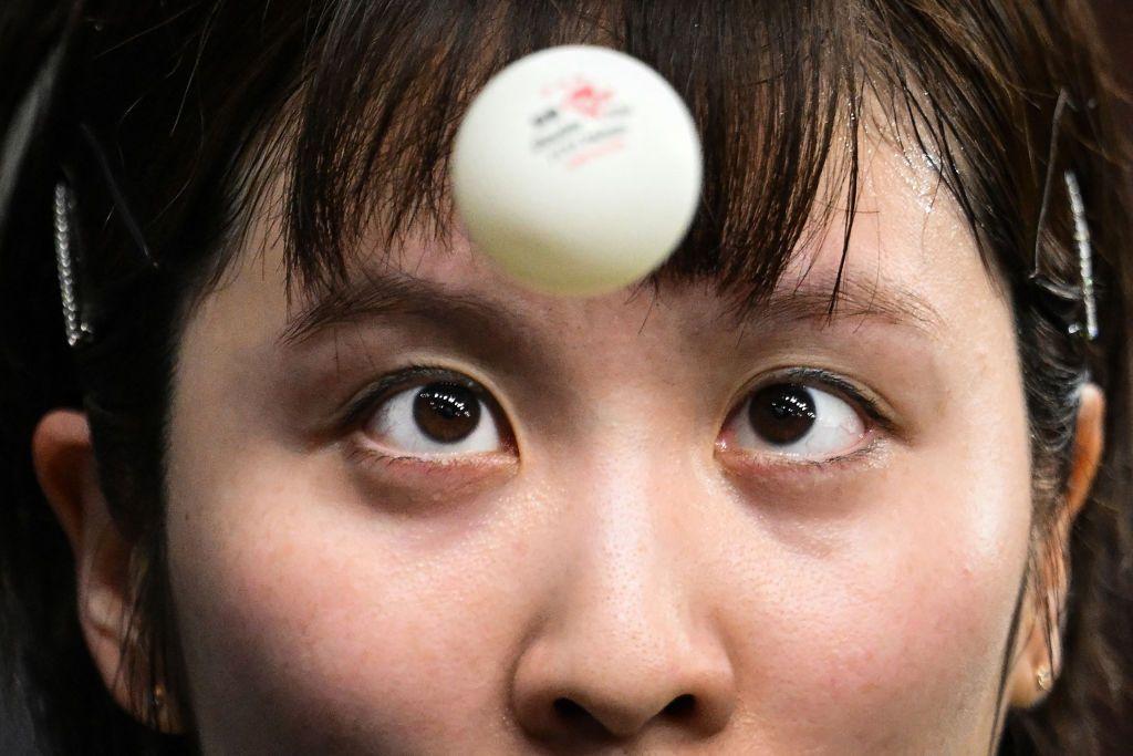 Miu Hirano, uma mulher amarela, parece estrábica ao olhar para a bola ao lado de seu rosto